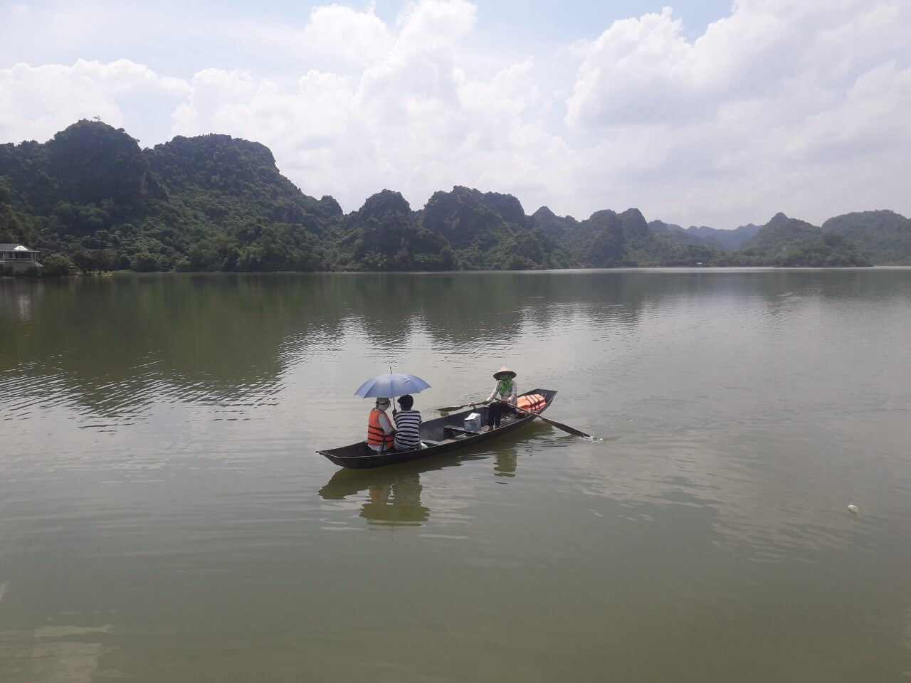 Boat ride in Quan Son lake